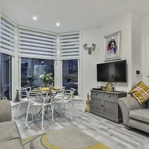 The - Ground Floor - Luxury For Up To 4 Guests Near Open Air Theatre And North Bay Scarborough